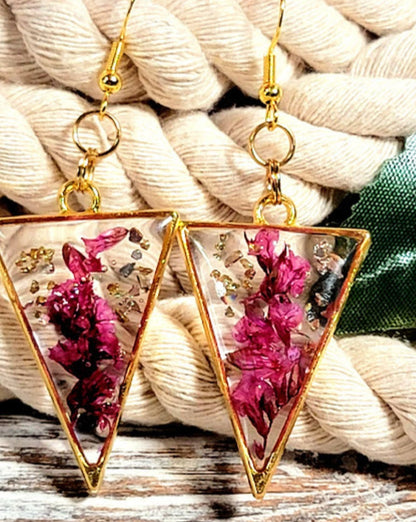 Fleur de limonium pourpre fabriquée à la main et flocons d’or pendants, boucles d’oreilles à feuillage éternel, bijoux botaniques naturellement pressés et sophistiqués