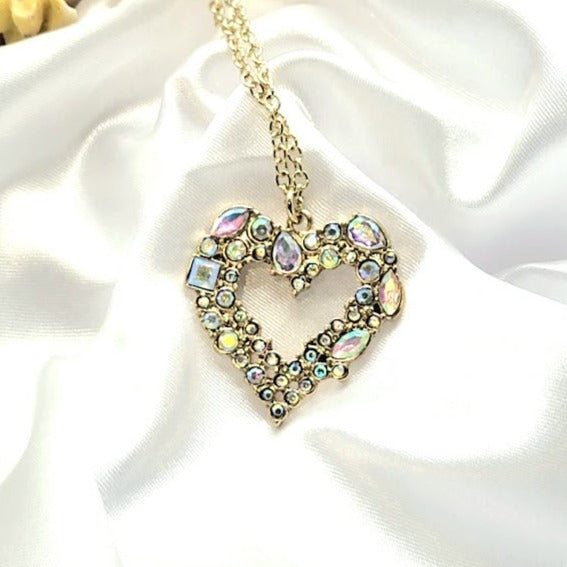 Collier coeur doré, pendentif amour clouté en strass, bijoux Saint-Valentin, accessoire éblouissant, mode féminine, cadeau romantique, tendance unique