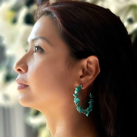 Boucles d’oreilles Faux Turquoise Chip Hoop, Bold Boho Chic Blue Dangle, Accessoire avant-gardiste, Gros bijoux glamour, Style Sud-Ouest