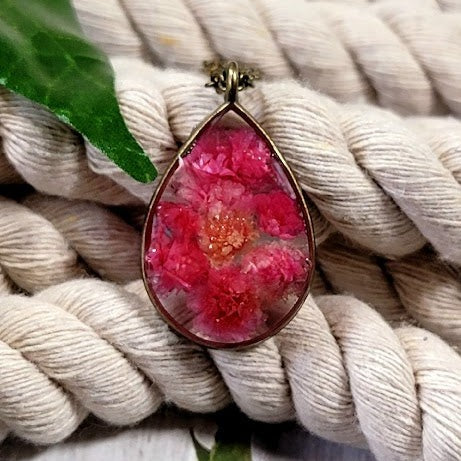 Pendentif minimaliste de fleurs séchées, bijoux floraux naturellement conservés, accessoire d’œillet rose, élégance botanique, charme floral simple