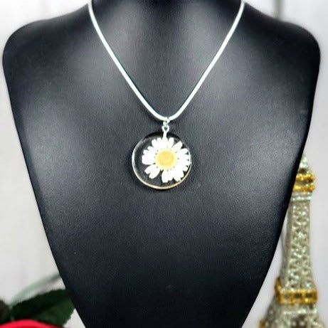 Dainty White Daisy Necklace, Elegant Floral Design, Nature-Inspired Fashion