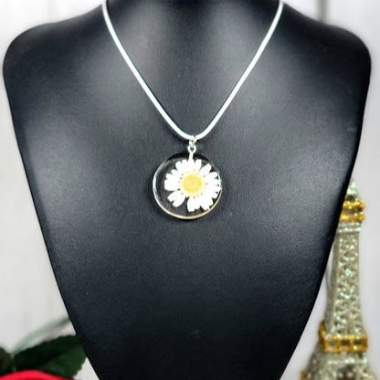 Delicado collar de margarita blanca, elegante diseño floral, accesorio de moda inspirado en la naturaleza, diseño botánico moderno, joyería boho única