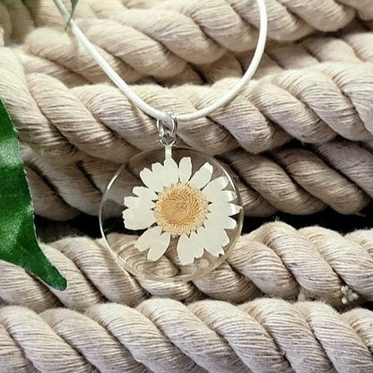 Dainty White Daisy Necklace, Elegant Floral Design, Nature-Inspired Fashion