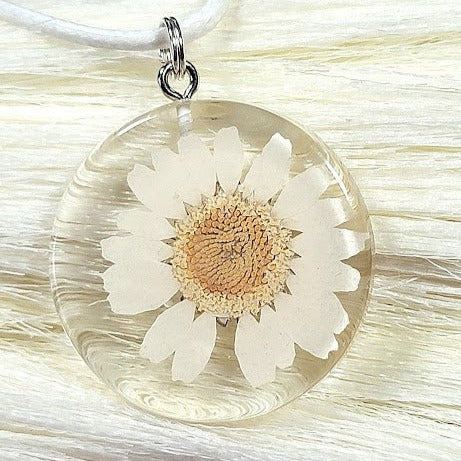 Dainty White Daisy Necklace, Elegant Floral Design, Nature-Inspired Fashion