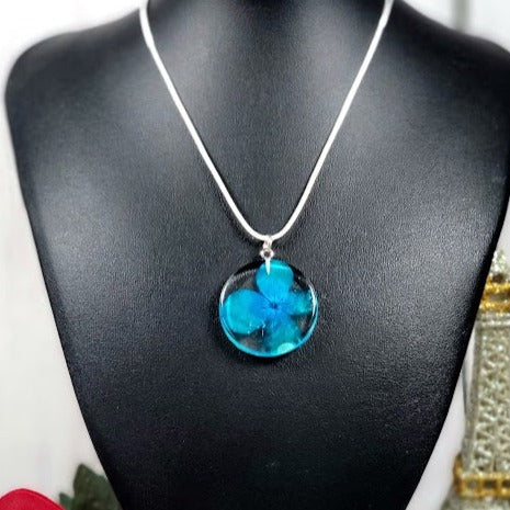 Collier de fleurs bleues, pétales de sarcelle naturellement pressés, bijoux botaniques pour femmes à la mode, cadeau sur le thème de la nature, bijoux écologiques, minimaliste