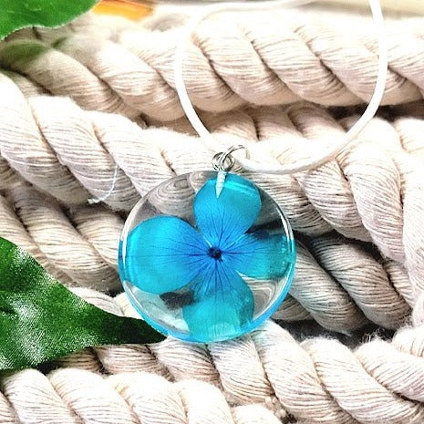 Collier de fleurs bleues, pétales de sarcelle naturellement pressés, bijoux botaniques pour femmes à la mode, cadeau sur le thème de la nature, bijoux écologiques, minimaliste