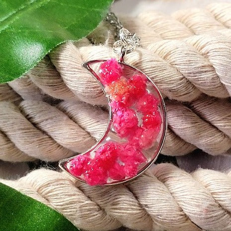 Bijoux Cosmos &amp;Terre, Pendentif Croissant de Lune en Argent, Charme Oeillet Rose, Bijoux Floraux Élégants, Symbole Éternel de l’Élégance, Floral 3D