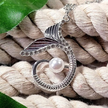 Colgante de cola de sirena de plata, inspirado en cuento de hadas, accesorio elegante y delicado, para amantes de la playa, ser mítico, joyería con detalles en perlas