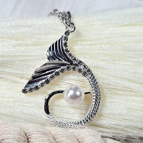 Pendentif queue de sirène en argent, inspiré des contes de fées, accessoire chic et délicat, pour les amoureux de la plage, être mythique, bijoux accentués de perles