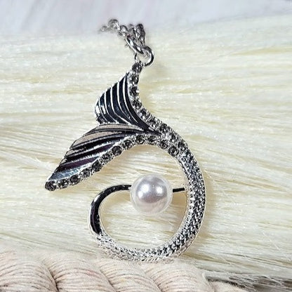 Colgante de cola de sirena de plata, inspirado en cuento de hadas, accesorio elegante y delicado, para amantes de la playa, ser mítico, joyería con detalles en perlas