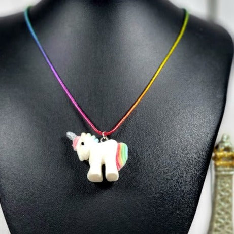 Unicornio blanco en miniatura, colgante de pegaso arco iris, caballo de cuento de hadas, encanto animal lindo, joyería de animales místicos, accesorio de criatura mítica