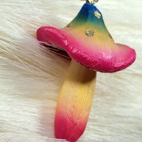 Collier de champignons arc-en-ciel, bijoux fantaisistes, accessoire sur le thème fantastique, bijoux végétaux vibrants, design psychédélique, bijoux hippies