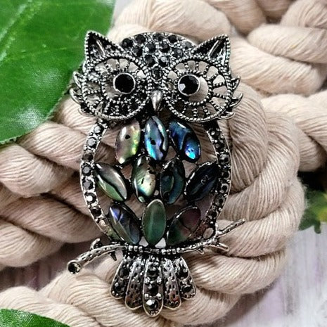 Collier de hibou chatoyant, accessoire inspiré de la faune, bijoux sur le thème des oiseaux, pendentif de couleur froide, pendentif accrocheur, bijoux en coquillage bleu