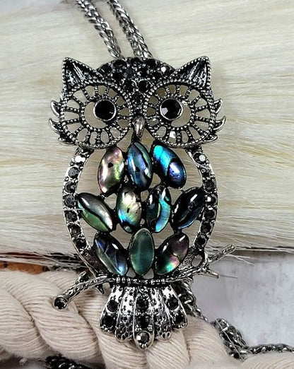 Collier de hibou chatoyant, accessoire inspiré de la faune, bijoux sur le thème des oiseaux, pendentif de couleur froide, pendentif accrocheur, bijoux en coquillage bleu