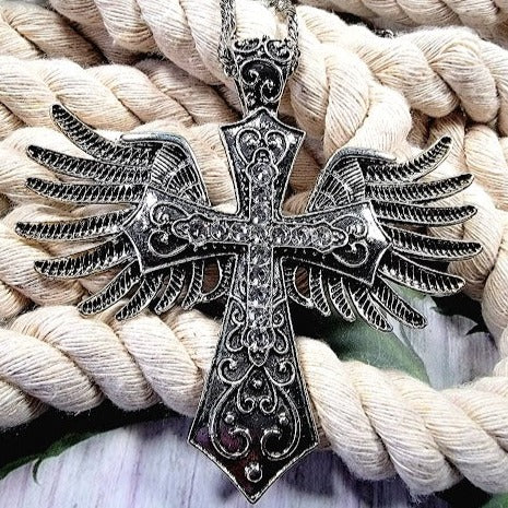 Collier de croix ailée, Crucifix orné, accessoire de point focal, bijoux de déclaration artisanale, pendentif religieux, charme angélique, basé sur la foi