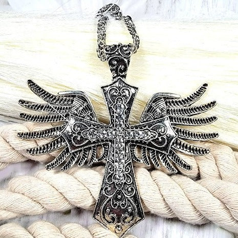 Collier de croix ailée, Crucifix orné, accessoire de point focal, bijoux de déclaration artisanale, pendentif religieux, charme angélique, basé sur la foi