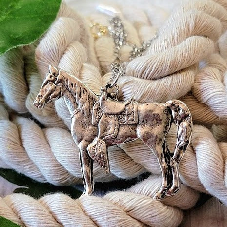 Collier équestre Silver Horse, Mode Rodéo, Bijoux Country Western, Accessoire Flair Sud-Ouest, Pendentif Cowboy Cowgirl, Style Rustique