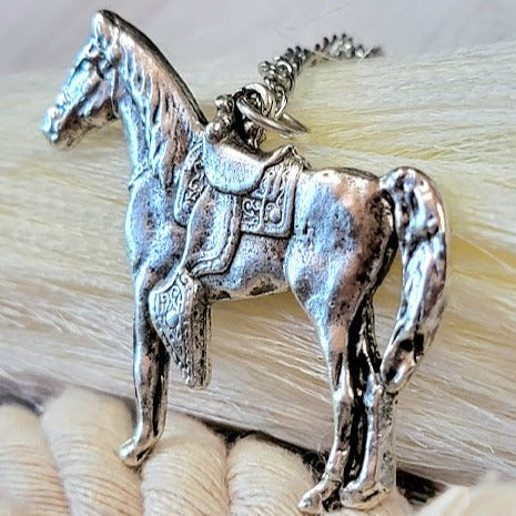 Collier équestre Silver Horse, Mode Rodéo, Bijoux Country Western, Accessoire Flair Sud-Ouest, Pendentif Cowboy Cowgirl, Style Rustique