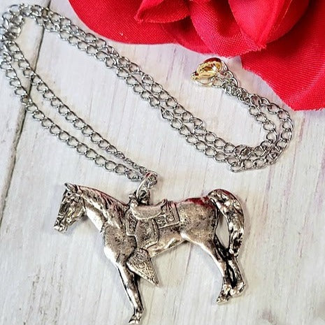 Collier équestre Silver Horse, Mode Rodéo, Bijoux Country Western, Accessoire Flair Sud-Ouest, Pendentif Cowboy Cowgirl, Style Rustique