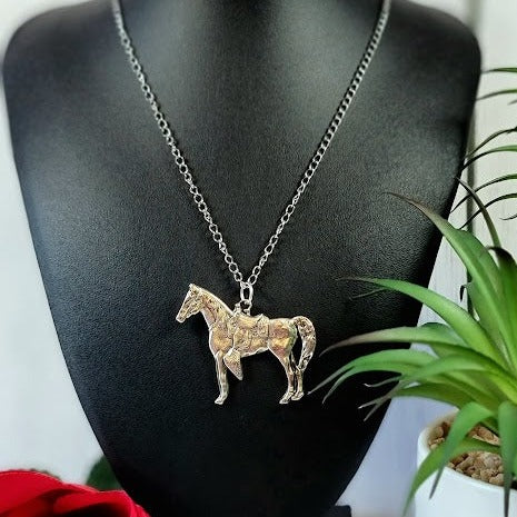 Collier équestre Silver Horse, Mode Rodéo, Bijoux Country Western, Accessoire Flair Sud-Ouest, Pendentif Cowboy Cowgirl, Style Rustique