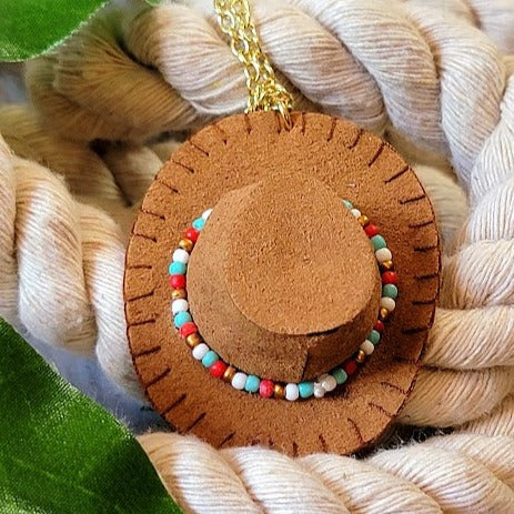 Collar de sombrero de vaquero de estilo resistente, accesorio de estilo occidental, moda de rodeo hecha a mano, elegancia rústica, joyería, tema del salvaje oeste, colgante unisex