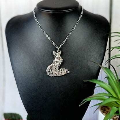 Collier Silver Fox, Pendentif Vixen femelle, Charme inspiré de Kwahn, Bijoux élégants pour animaux de la forêt, Bijoux sauvages, Pour la femme sexy