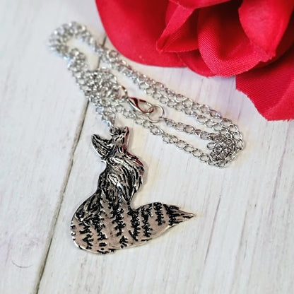 Collier Silver Fox, Pendentif Vixen femelle, Charme inspiré de Kwahn, Bijoux élégants pour animaux de la forêt, Bijoux sauvages, Pour la femme sexy