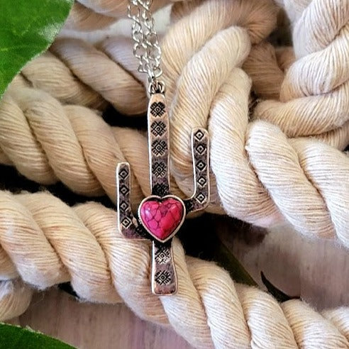 Collar de cactus de corazón rojo, joyería de cactus del desierto, estilo único del suroeste, moda de rodeo, vaquero chic, vaquera moderna, accesorio de baile en línea