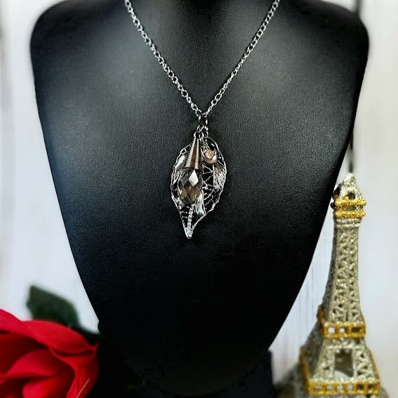 Pendentif feuille d’argent à thème antique, sophistication haut de gamme, bijoux au design unique, accessoire décontracté à formel, bijoux au design élégant