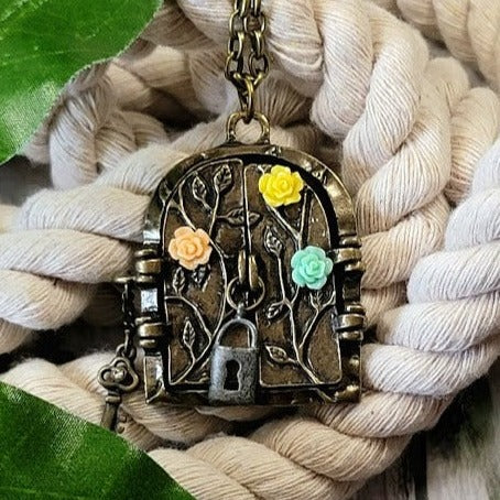 Collier de porte enchantée, accessoire de narration, pendentif de conte de fées fantaisiste, bijoux rustiques, pendentif magique, bijoux uniques faits à la main