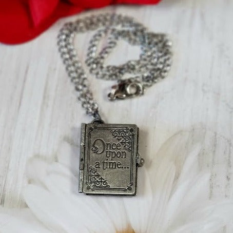 Collar de libro de cuento de hadas en miniatura, medallón de libro de cuentos, diario con páginas reales, colgante caprichoso, regalo para entusiastas literarios, inspirado en la novela