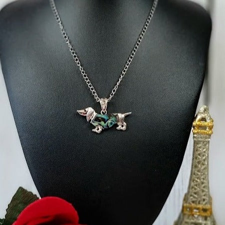 Collier pour chiot teckel, cadeau d’amoureux des chiens, bijoux élégants d’inspiration canine, bijoux irisés mignons, accessoire pour maman pour animaux de compagnie, artisanat de haute qualité