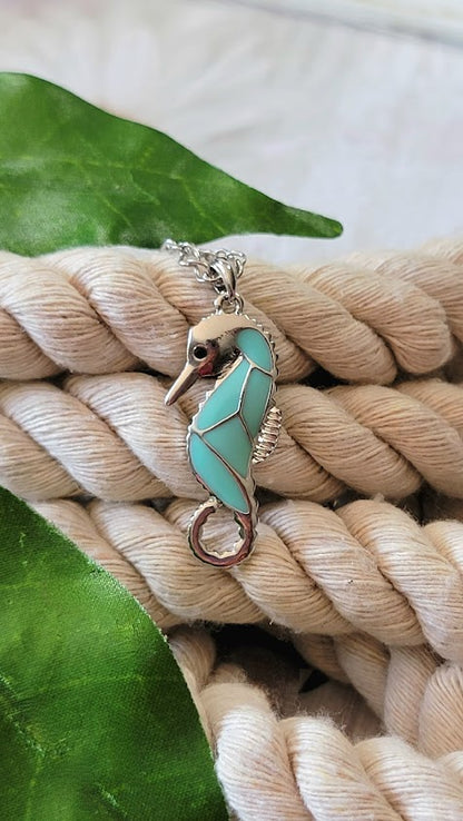 Collier d’hippocampe bleu, pour les amoureux de la plage, design inspiré de l’océan, accessoire de la vie marine, accessoire de la vie marine, bijoux côtiers uniques