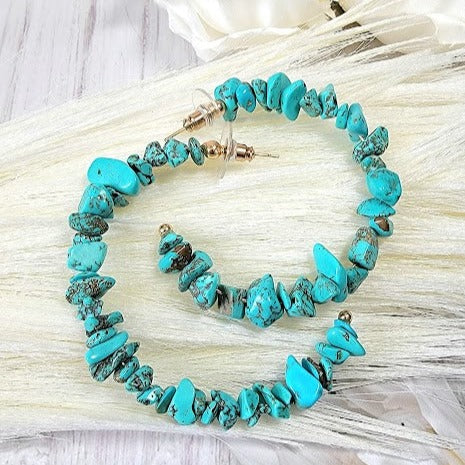 Boucles d’oreilles Faux Turquoise Chip Hoop, Bold Boho Chic Blue Dangle, Accessoire avant-gardiste, Gros bijoux glamour, Style Sud-Ouest