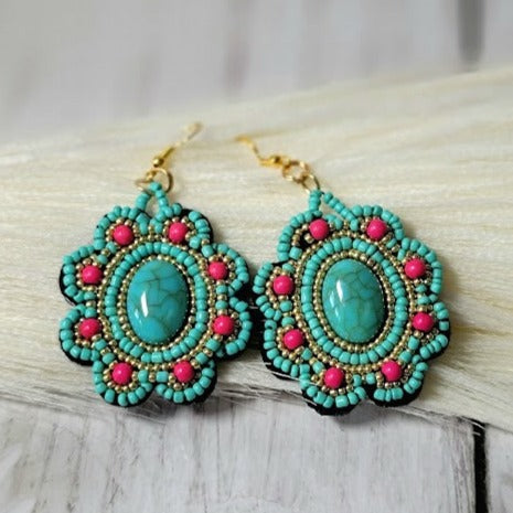 Colgante de cuentas de semillas de color turquesa y rojo, pendientes en forma de flores, joyas de estilo sudoeste, colgantes Boho Chic, estilo bohemio hecho a mano