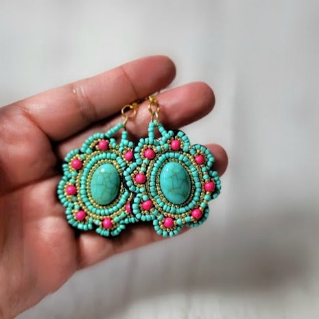 Turquoise &amp;Red Seed Bead Dangle, Boucles d’oreilles en forme florale, Bijoux Flair du Sud-Ouest, Pendentifs Boho Chic, Style Boho fabriqué à la main