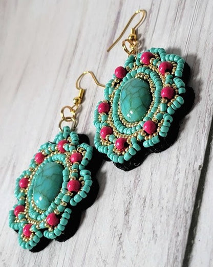 Colgante de cuentas de semillas de color turquesa y rojo, pendientes en forma de flores, joyas de estilo sudoeste, colgantes Boho Chic, estilo bohemio hecho a mano