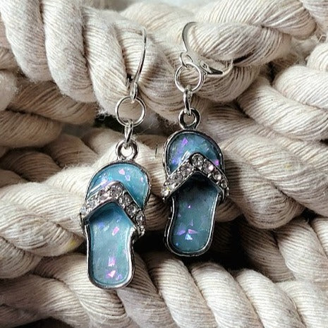 Blue Flip Flop Dangle, Boucle d’oreille sur le thème de la plage, Bijoux d’été mignons, Accessoire hors concours, Bijoux prêts pour les vacances, Mode amusante, Design tropical