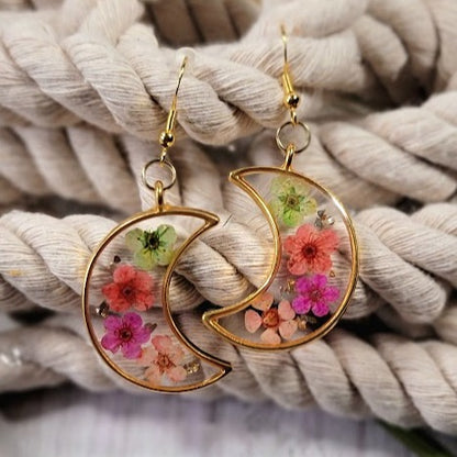 Petite fleur pendante, demi-lune, boucle d’oreille florale délicate, cadeau pour les amoureux de la nature, véritable accessoire pressé, chic chic, beauté minimaliste