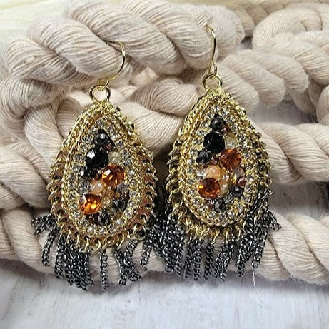 Boucle d’oreille élégante en strass, Dangle de gland d’or, accessoire chic sophistiqué, élégance du soir, bijoux de bureau élégants à gala, or et verre