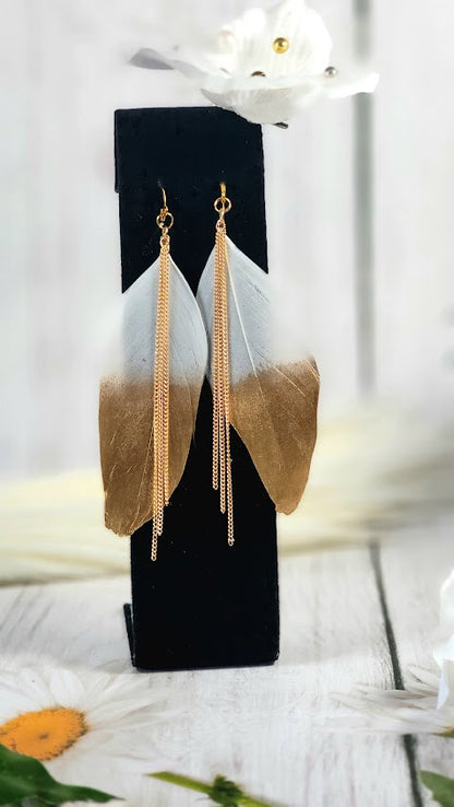 Colgante largo de plumas de oro, pendiente llamativo audaz, diseño fashionista, accesorio boho de lujo, diseño de alta costura, joyería elegantemente chic