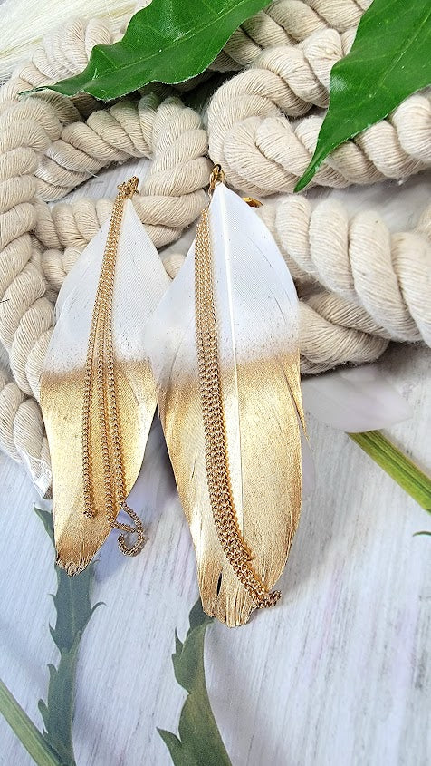 Colgante largo de plumas de oro, pendiente llamativo audaz, diseño fashionista, accesorio boho de lujo, diseño de alta costura, joyería elegantemente chic