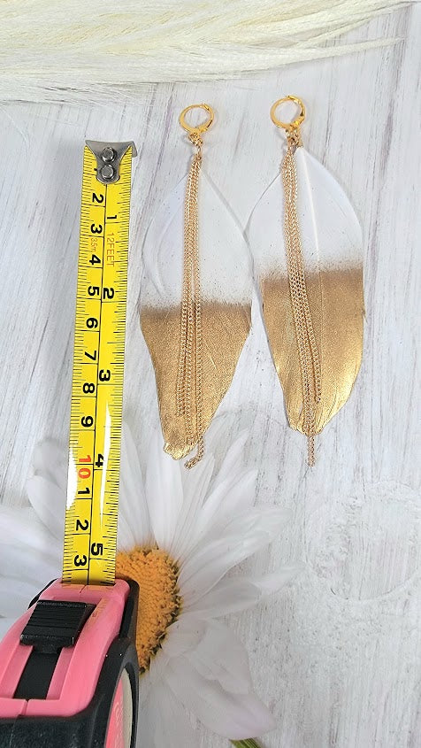 Colgante largo de plumas de oro, pendiente llamativo audaz, diseño fashionista, accesorio boho de lujo, diseño de alta costura, joyería elegantemente chic