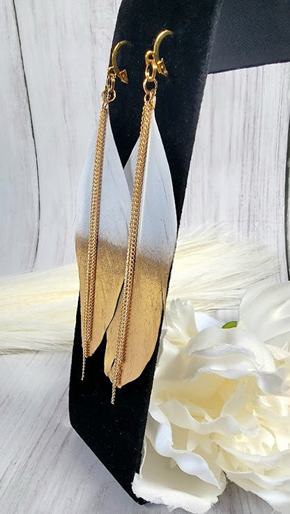 Colgante largo de plumas de oro, pendiente llamativo audaz, diseño fashionista, accesorio boho de lujo, diseño de alta costura, joyería elegantemente chic