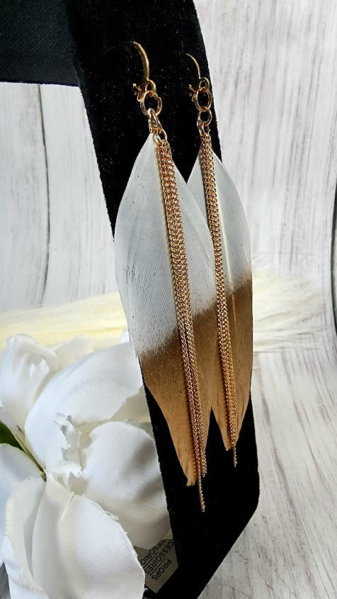 Colgante largo de plumas de oro, pendiente llamativo audaz, diseño fashionista, accesorio boho de lujo, diseño de alta costura, joyería elegantemente chic