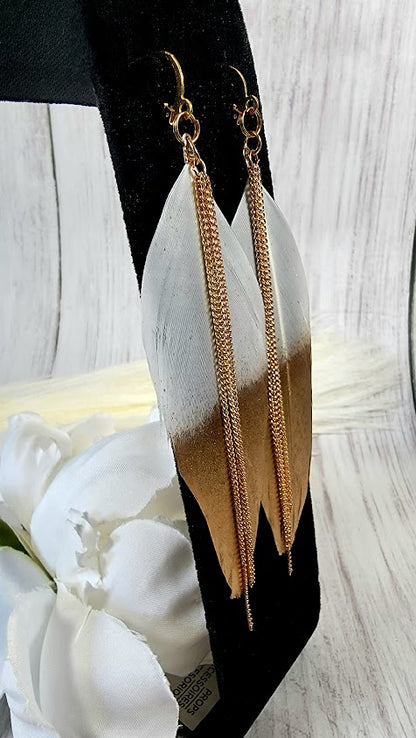 Colgante largo de plumas de oro, pendiente llamativo audaz, diseño fashionista, accesorio boho de lujo, diseño de alta costura, joyería elegantemente chic