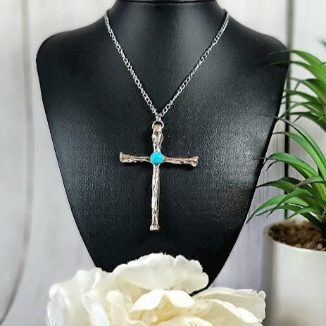 Croix texturée argentée, fausse perle turquoise, bijoux chrétiens, cadeau de baptême, accessoire de confirmation, symbole religieux, charme inspirant