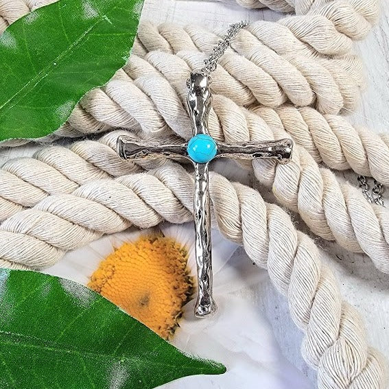 Croix texturée argentée, fausse perle turquoise, bijoux chrétiens, cadeau de baptême, accessoire de confirmation, symbole religieux, charme inspirant