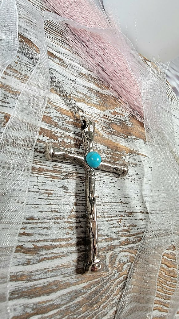 Croix texturée argentée, fausse perle turquoise, bijoux chrétiens, cadeau de baptême, accessoire de confirmation, symbole religieux, charme inspirant