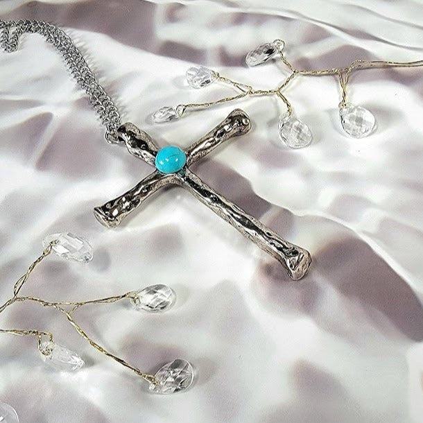 Croix texturée argentée, fausse perle turquoise, bijoux chrétiens, cadeau de baptême, accessoire de confirmation, symbole religieux, charme inspirant